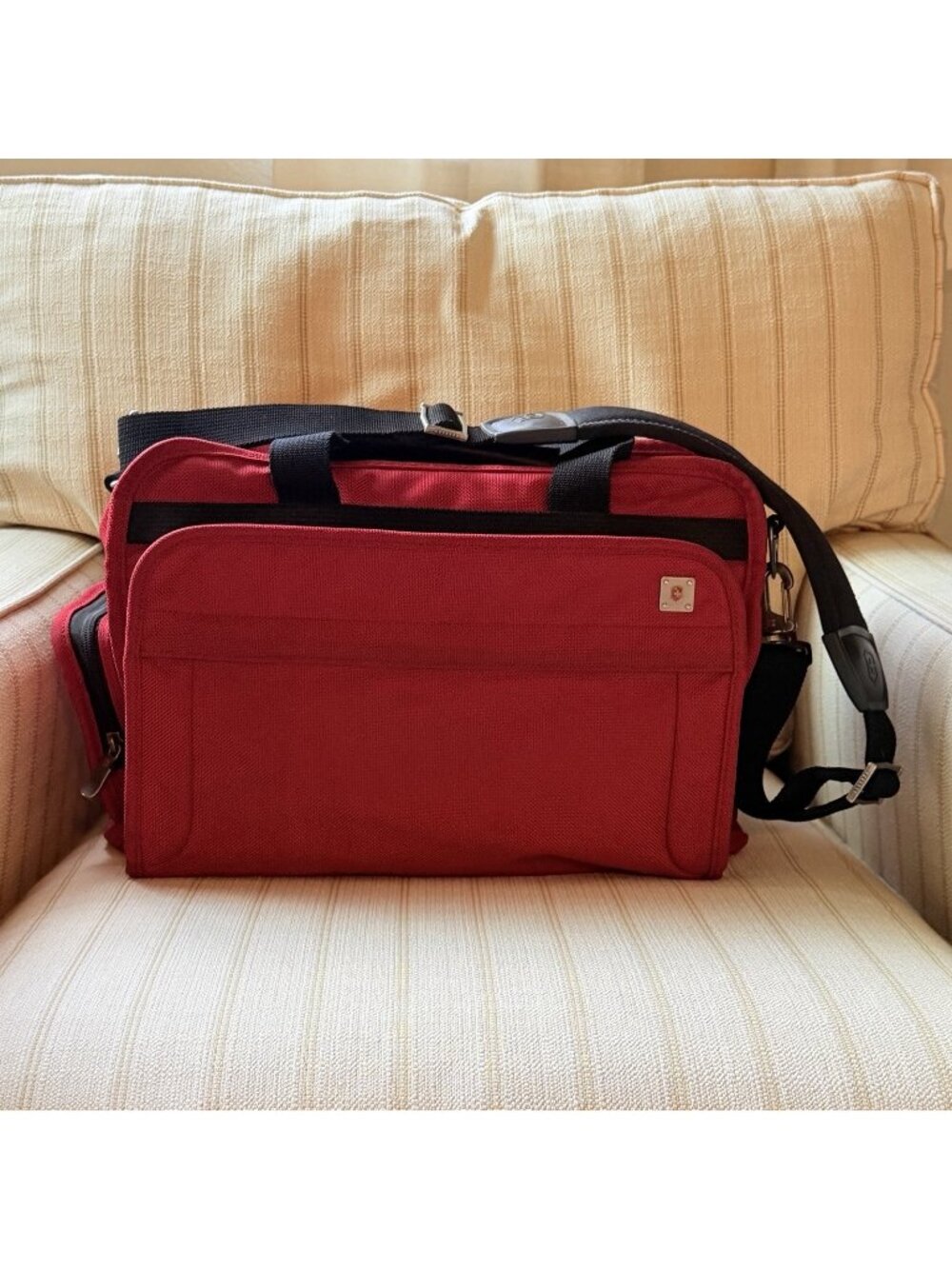 Victorinox Red Travel Bag 16" Carry-On Luggage Duffle Detachable Strap